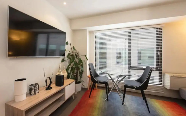 Well Located 1bed Unit in Near Albert Park w/ Gym!