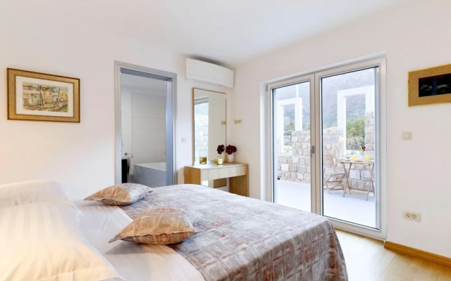 Villa in Zupa With Infinity Pool & Biokovo Views