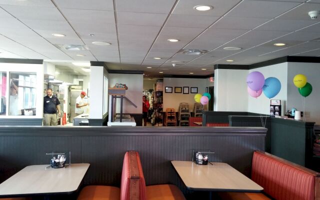 Commander Hotel & Suites