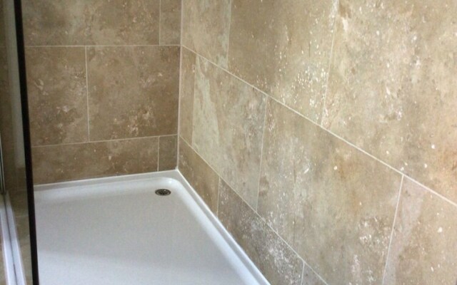 Beautiful Large 4-bed House, Close to Celtic Manor