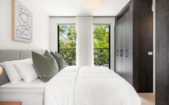 Stylish 3-bed Home Near South Melbourne Market – Guest Rooms – Melbourne