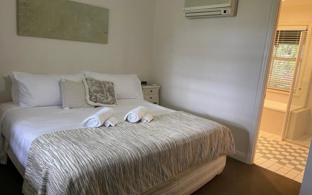 Villa Provincial, Cypress Lakes Resort, Two Bedrooms both with Private Ensuites, 2 KING or 4 SINGLE BEDS, Sensational Views – Guest Rooms – Pokolbin