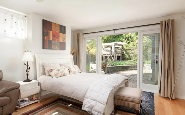Private and Cozy Home in Kerrisdale