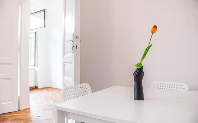 Easy Access 2BR Apartment Near AKH