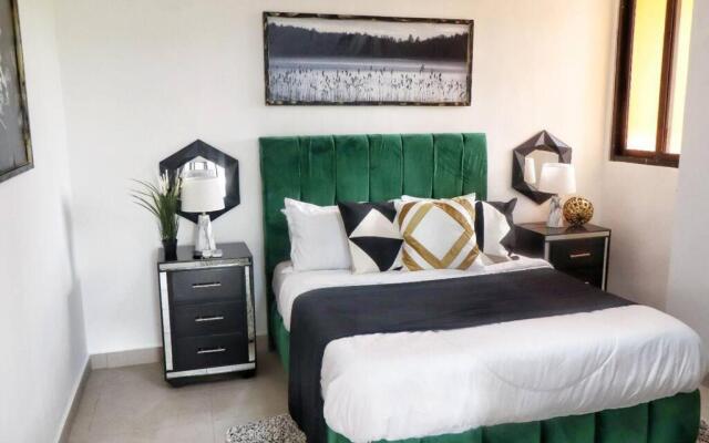 Sleek 1-Bedroom Condo w/Rooftop Hot tub in Gazcue