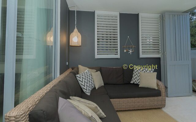 A Deluxe Swim Up - Drift Apartments South