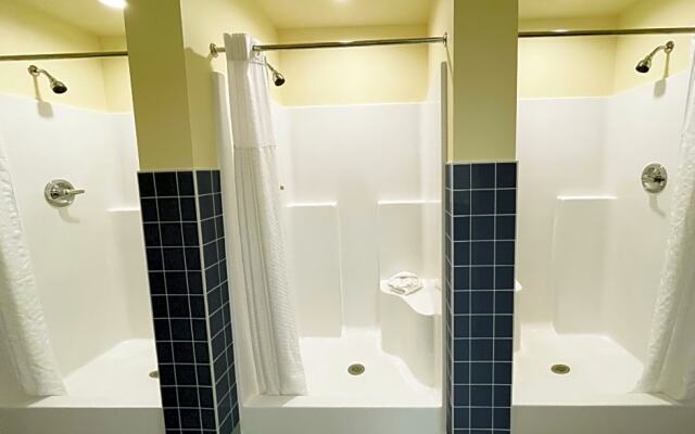 Travelodge by Wyndham Panama City Beach / Beachfront