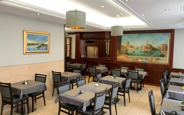 Admiral Hotel