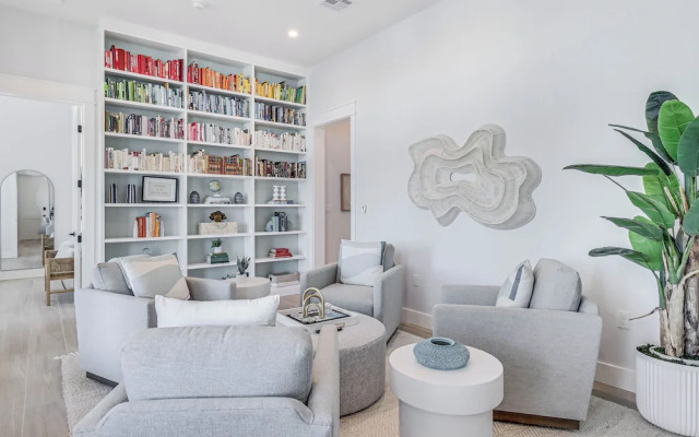 Lakeside Luxury 230 LAK