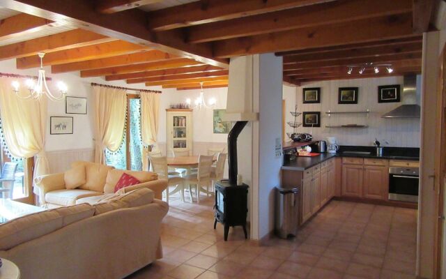 Tidy Chalet in the Woods of the Beautiful Dordogne