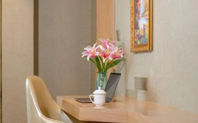 Vienna Hotel (Huainan Railway Station Wuyue Plaza)