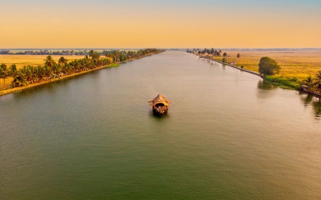 Spice Coast Cruises CGH Earth-Houseboat