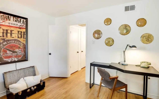 Contemporary Dallas Condo w/ Pool Access!