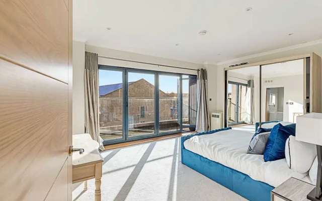 Penthouse Apartment In Brentford