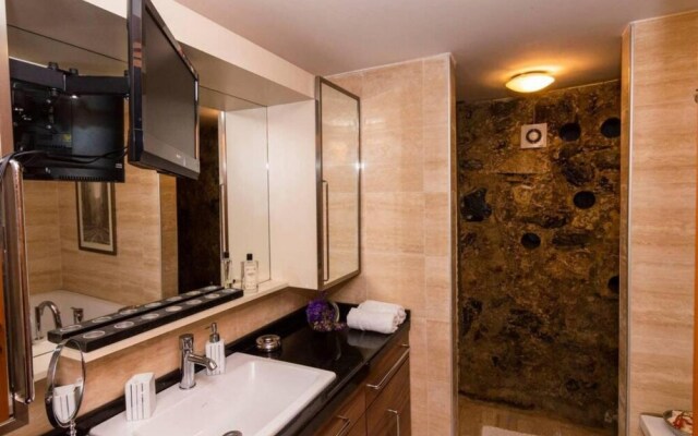 Stylish Home With a Book Collection Near Taksim