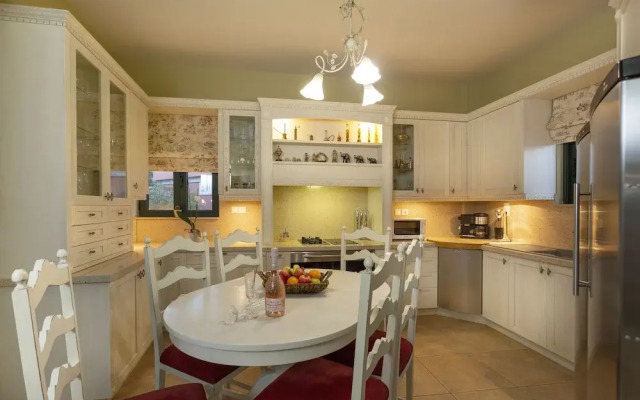 Luxury Villa Golden Crest with pool