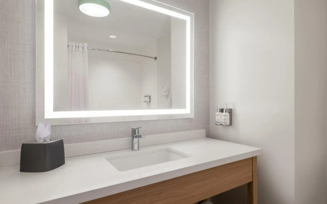 Garner Hotel Topeka West, by IHG