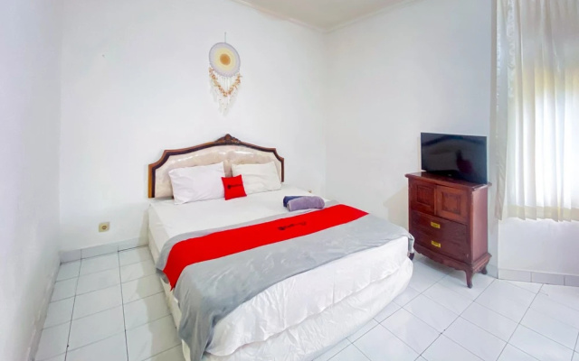 RedDoorz Near Taman Bunga Nusantara 2 – Guest Rooms – Cipanas