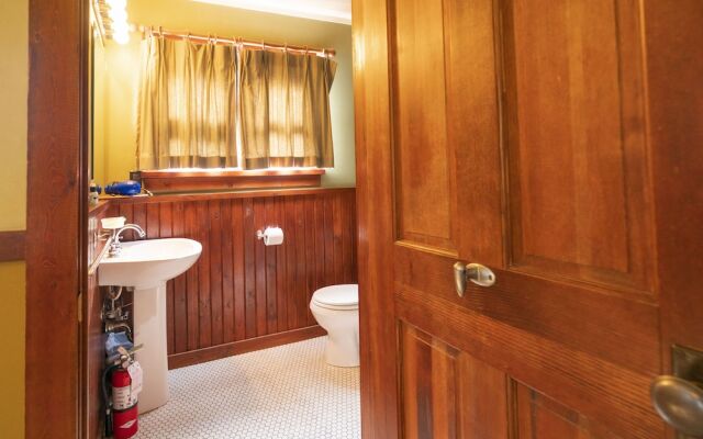 Johnston Canyon Lodge and Bungalows