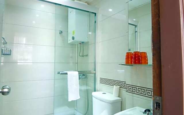 WC Downtown 3-bedroom Apartment MTR Downstairs 14C
