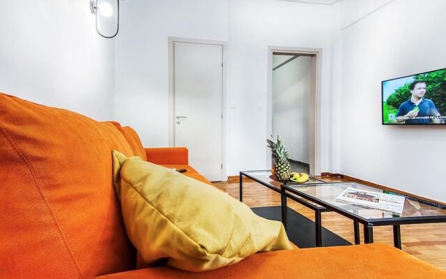 Modern and Stylish Renovated Flat, next to Metro