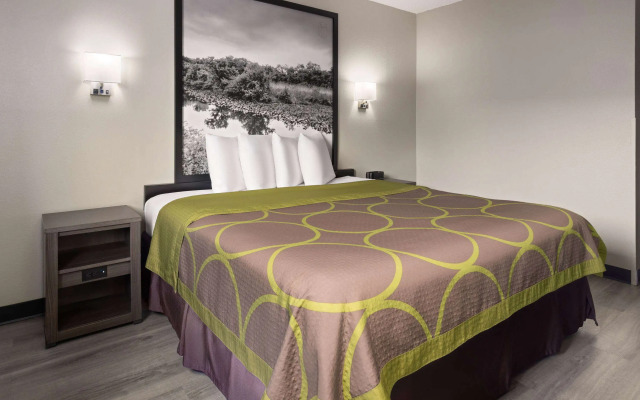 Super 8 by Wyndham Burnham/Lewistown