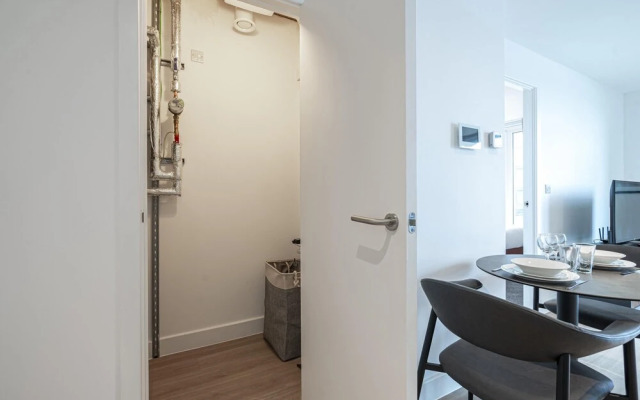 Waterside Flat in Central Leeds