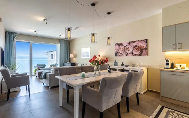 Lakefront Elegant Condo Lela