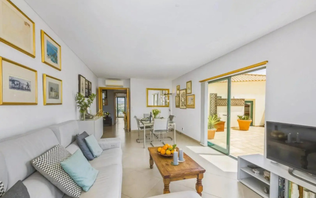 Exquisite Penthouse Apartment w Large Terrace Pool & Parking
