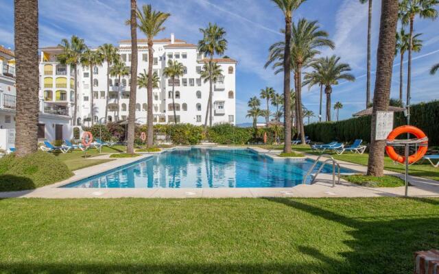 2261-Superb apt on the beach, on Duquesa harbour