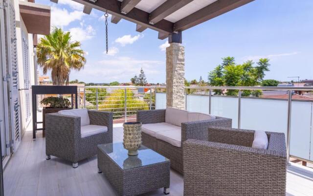 Wonderful Emerald and Gold Apartments with Parking