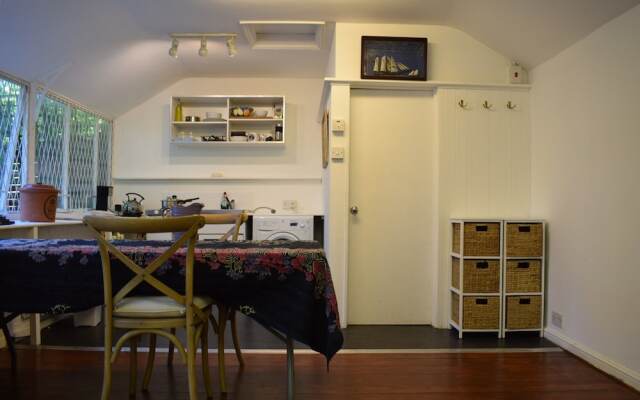 1 Bedroom Apartment With Garden in South West London