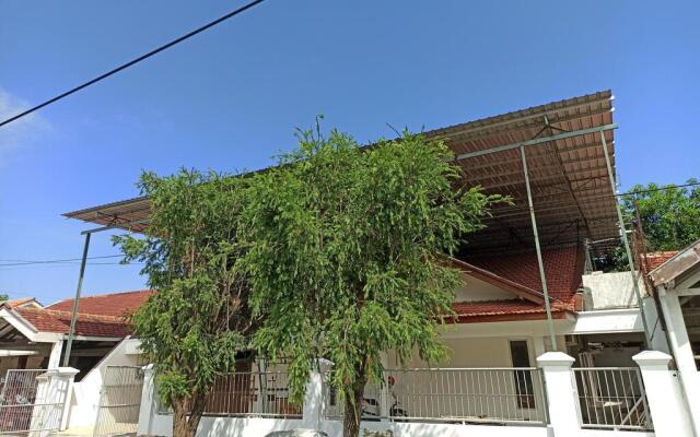 OYO Life 2988 Medokan N2 Residence