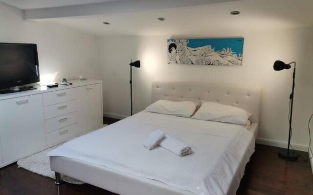 Cheerful Holiday House Illuminosa