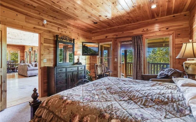 Big Bear Lodge - Five Bedroom Cabin