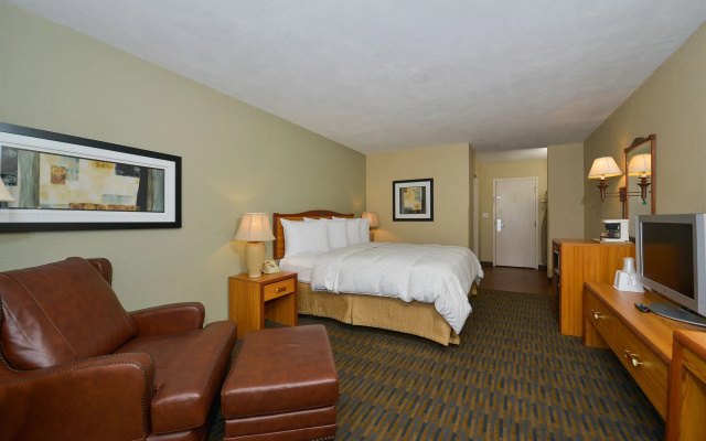 Lamplighter Inn & Suites - North