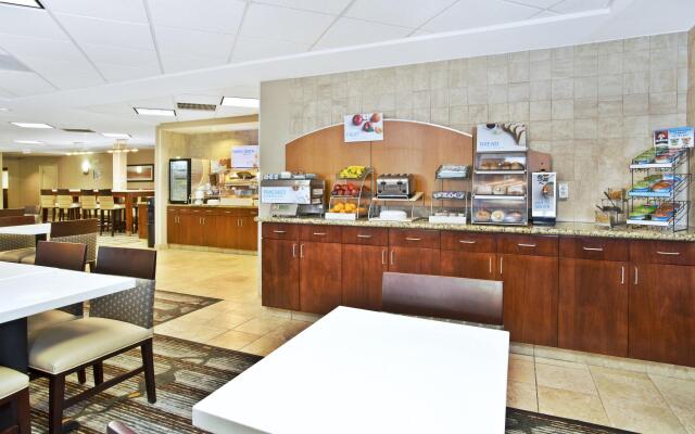 Holiday Inn Express & Suites Bradley Airport by IHG