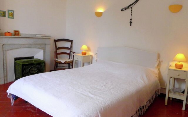 Lovely Holiday Home in Sainte-Valiere with Swimming Pool