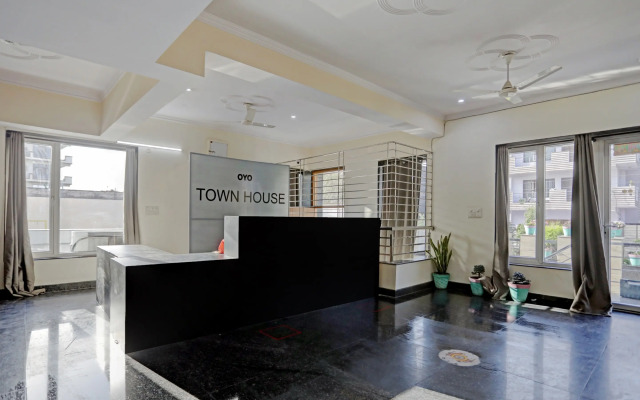 OYO Townhouse 79643 Oyo Townhouse Hotel Merriment Near ISKCON Temple Noida