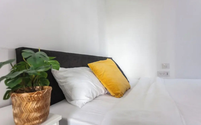 Rothschild Boulevard Prime location 1Bd