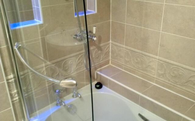 Rogerthorpe Manor Hotel