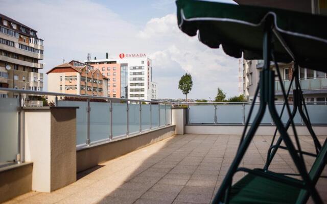 Spacious & Bright 2 bedroom Central Apartment