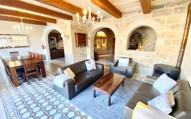 Villa Rossa Gozo - 5 bedroom ensuite with pool & jacuzzi