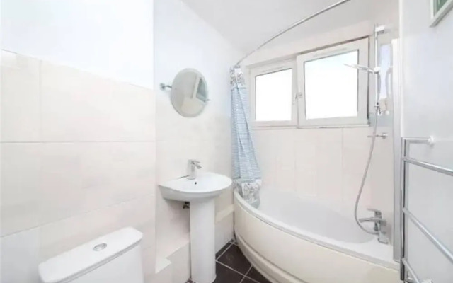 3 Bedroom Hoxton Flat Close to Bustling Shoreditch