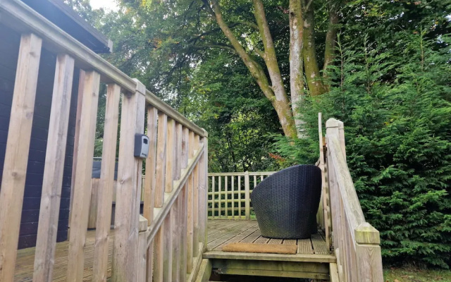 Glamping Hut - Riverside 1