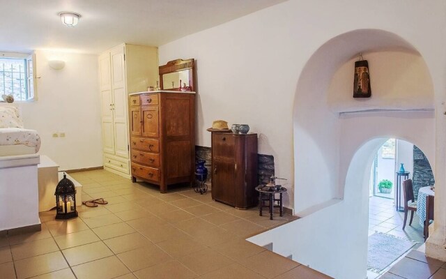 "Aura" apt in Stone Tower 1690 • Andros