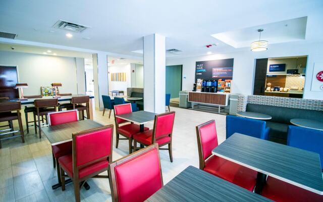 Holiday Inn Express Hotel & Suites, a Baton Rouge-Port Allen, an IHG Hotel