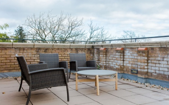 The Sparkford Gardens - Lovely 2BDR with Balcony