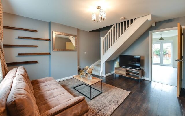 Charming 2-bed House in Middleton Manchester