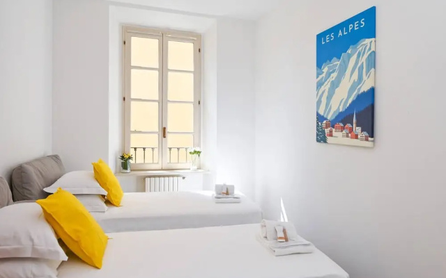 Central Lake View Apartment Crespi in Como
